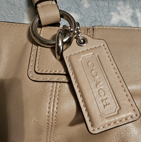 *SOLD*Coach tote and kisslock coin purse. Please see all photos - Picture 12 of 16